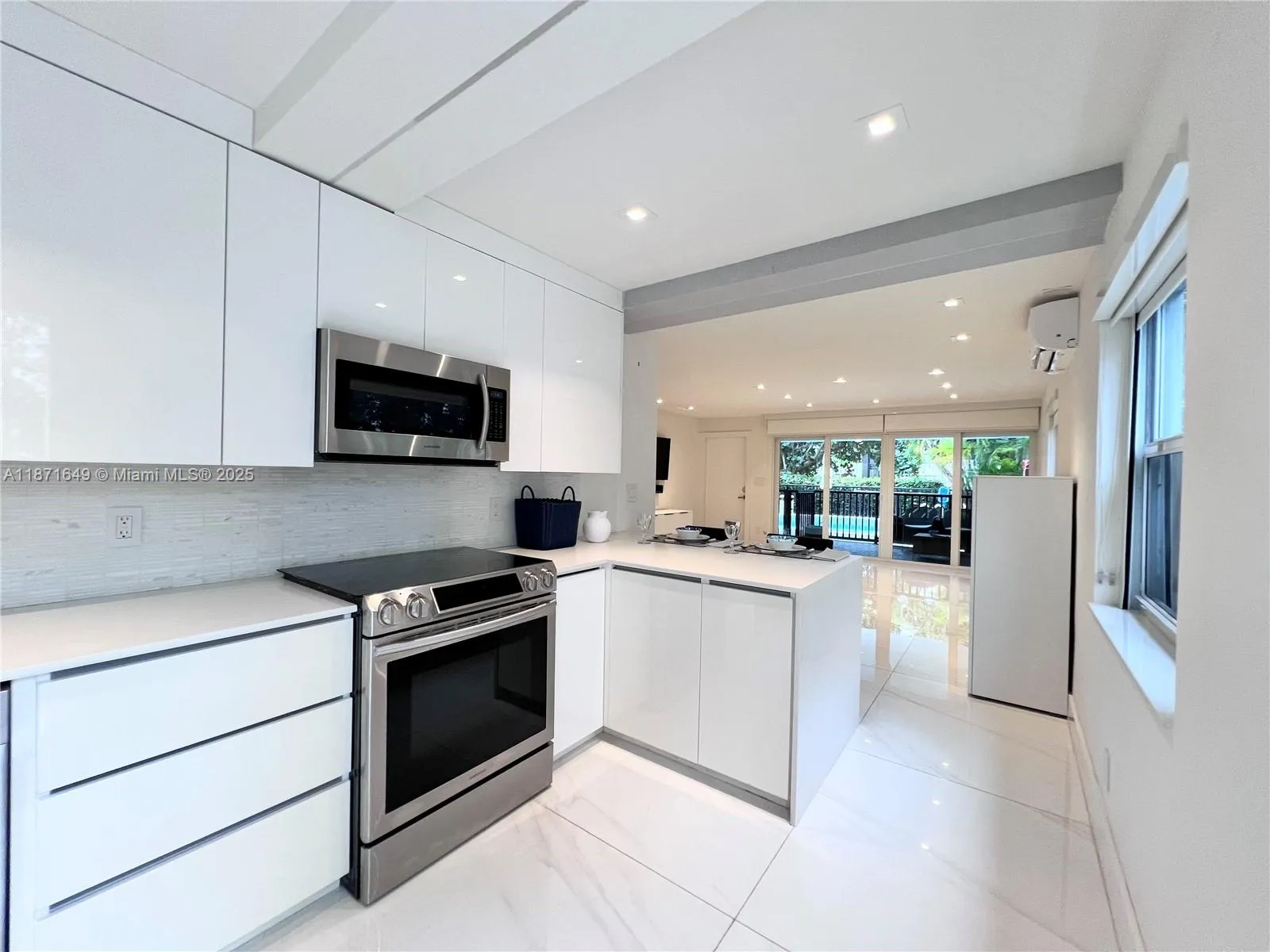 Key Biscayne, Florida 33149, United States, 1 Bedroom Bedrooms, ,1 BathroomBathrooms,Residential,Active,202806