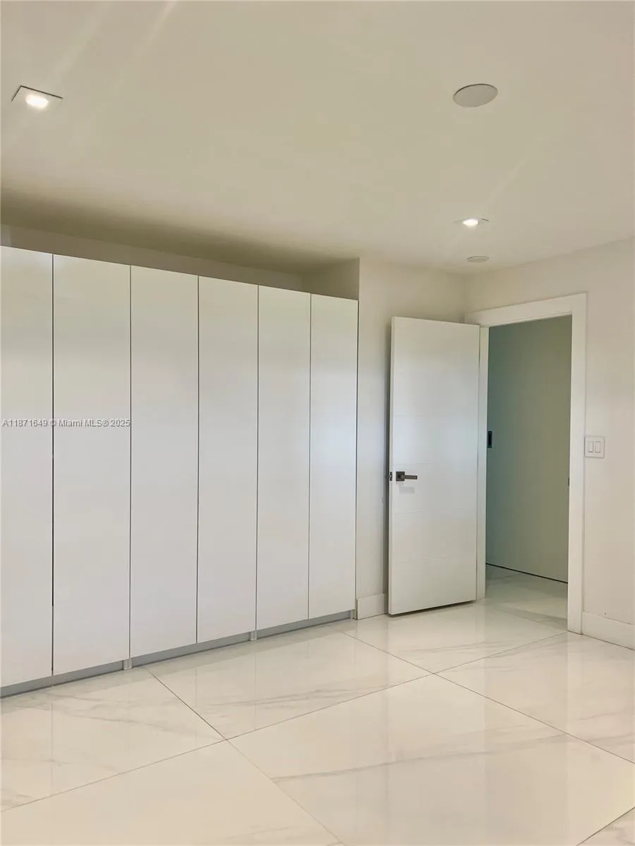 Key Biscayne, Florida 33149, United States, 1 Bedroom Bedrooms, ,1 BathroomBathrooms,Residential,Active,202806