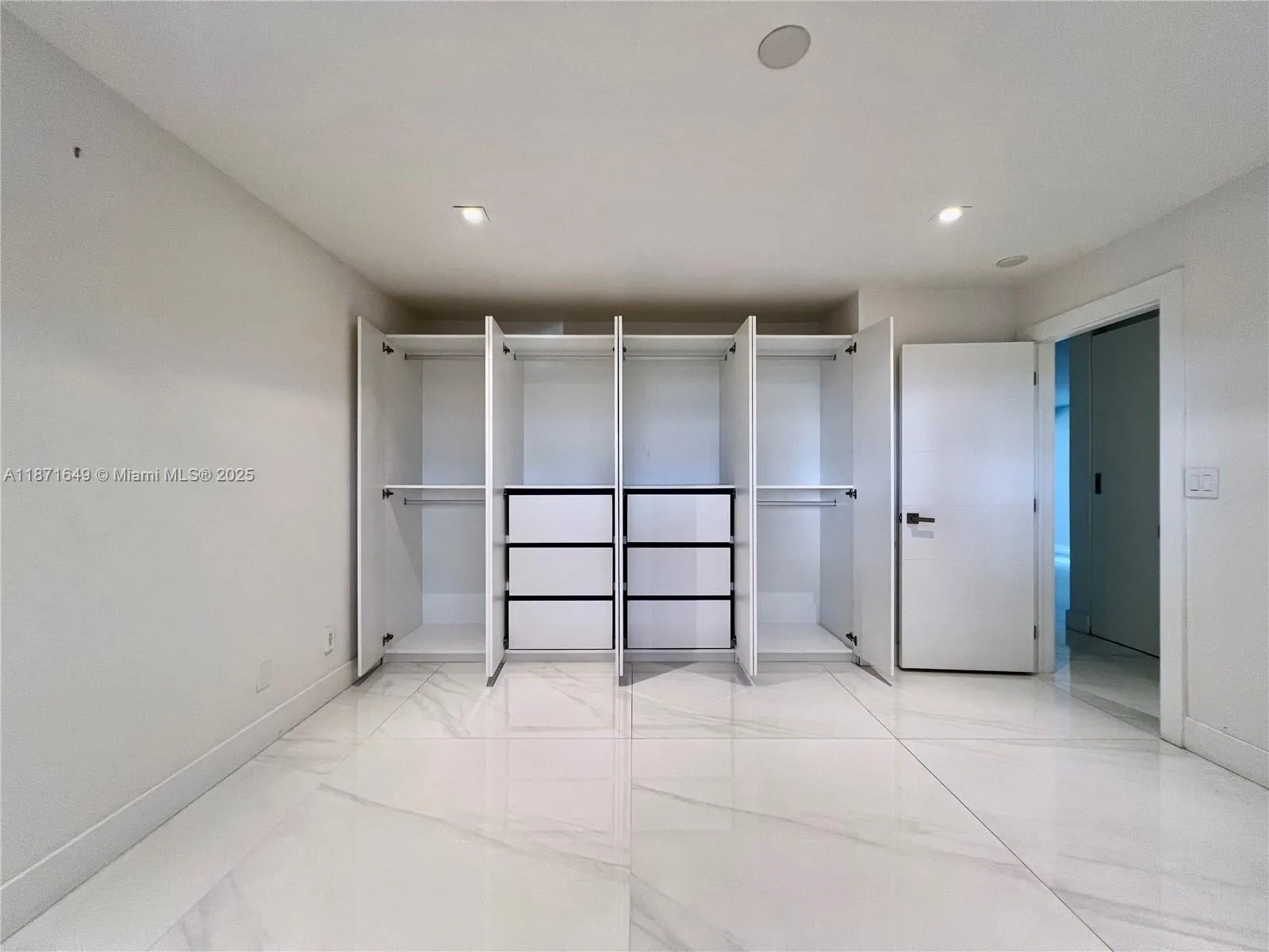 Key Biscayne, Florida 33149, United States, 1 Bedroom Bedrooms, ,1 BathroomBathrooms,Residential,Active,202806