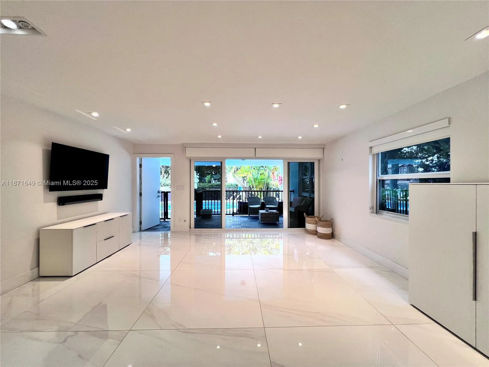 Key Biscayne, Florida 33149, United States, 1 Bedroom Bedrooms, ,1 BathroomBathrooms,Residential,Active,202806