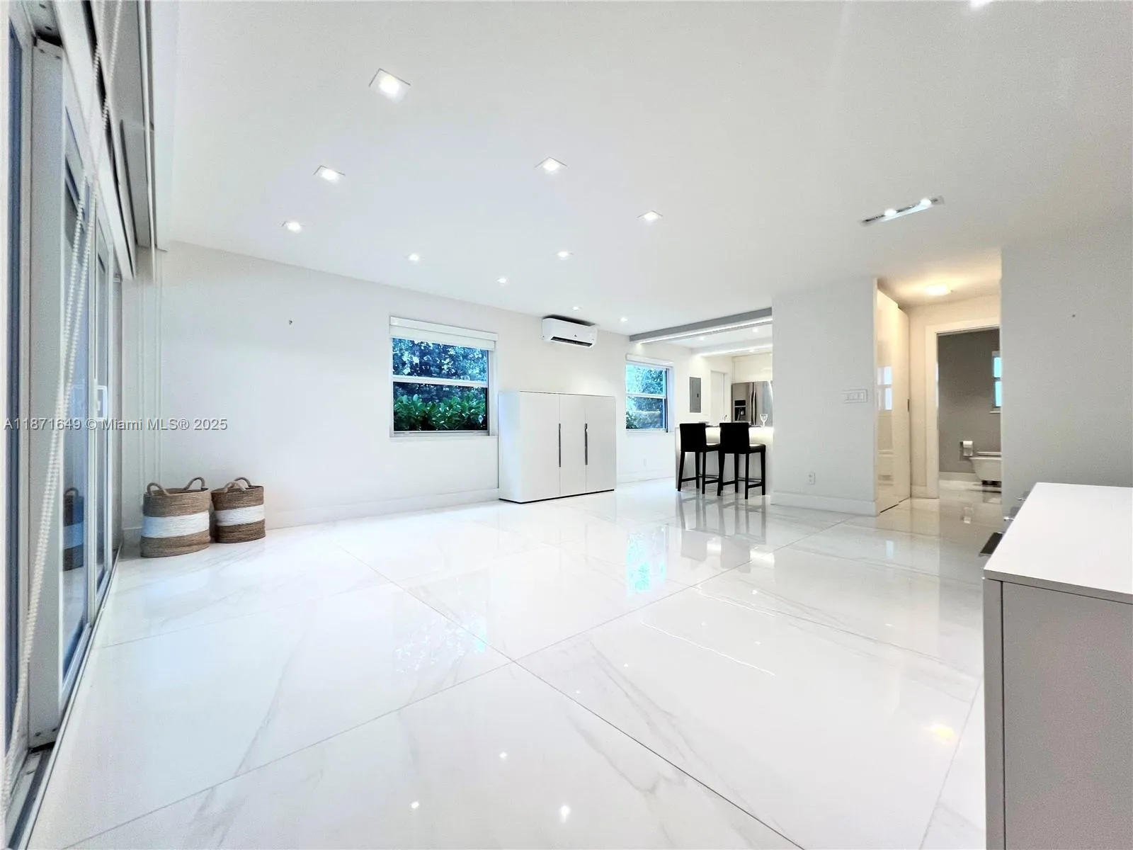 Key Biscayne, Florida 33149, United States, 1 Bedroom Bedrooms, ,1 BathroomBathrooms,Residential,Active,202806