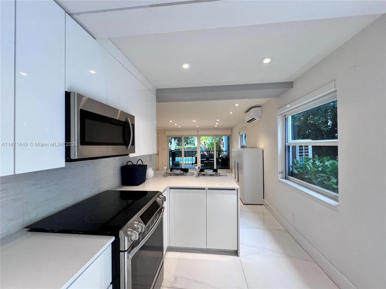 Key Biscayne, Florida 33149, United States, 1 Bedroom Bedrooms, ,1 BathroomBathrooms,Residential,Active,202806