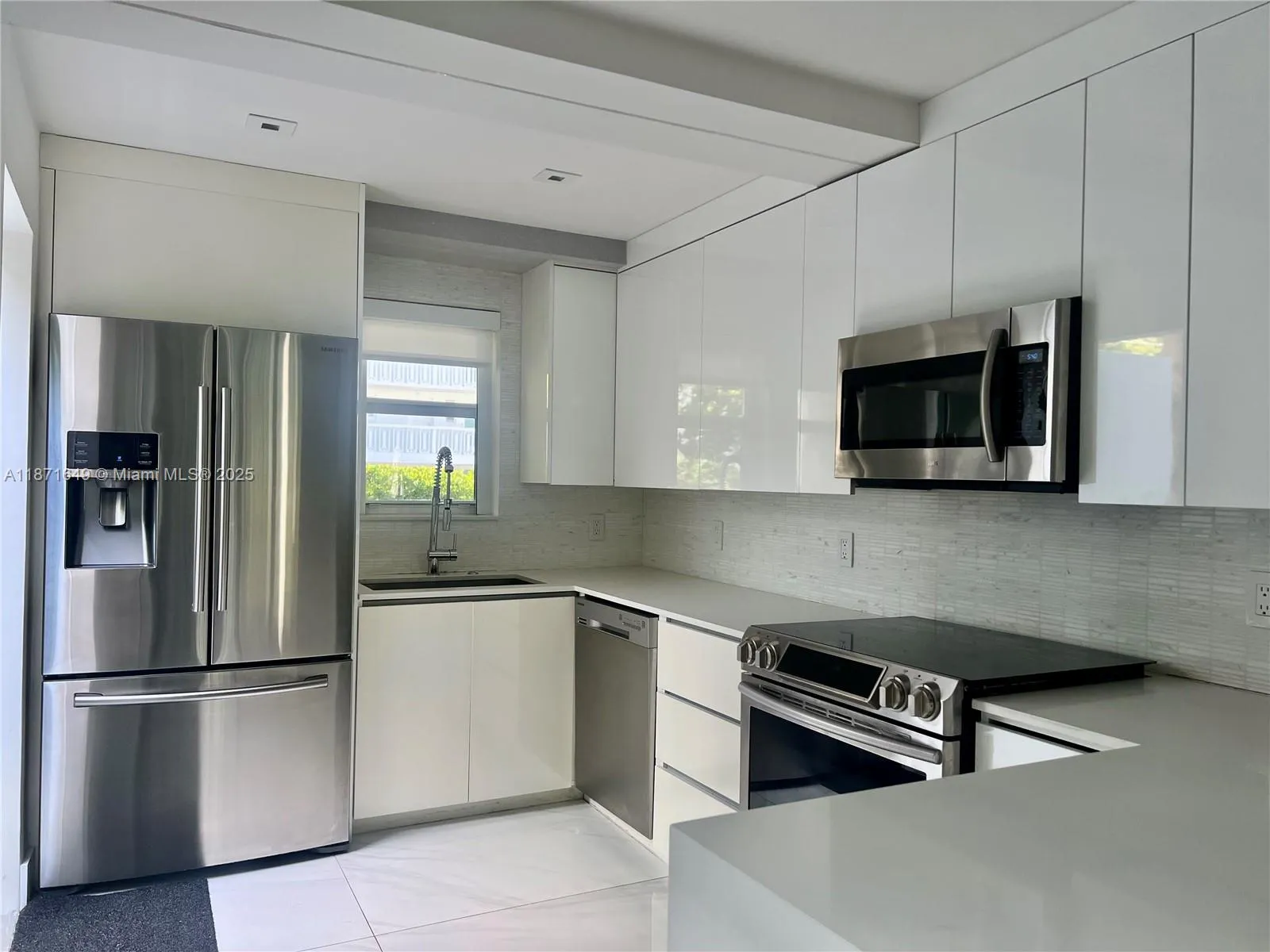 Key Biscayne, Florida 33149, United States, 1 Bedroom Bedrooms, ,1 BathroomBathrooms,Residential,Active,202806