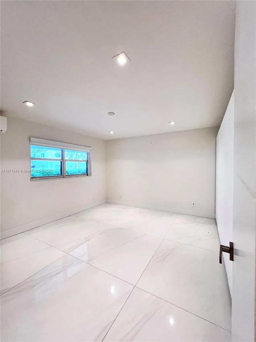 Key Biscayne, Florida 33149, United States, 1 Bedroom Bedrooms, ,1 BathroomBathrooms,Residential,Active,202806