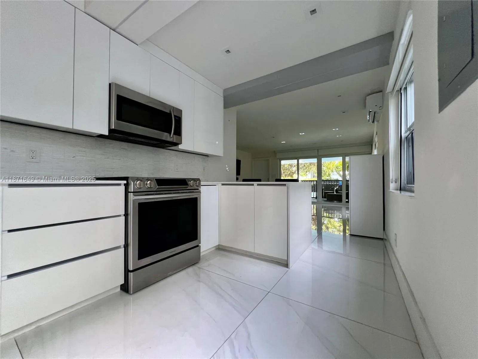 Key Biscayne, Florida 33149, United States, 1 Bedroom Bedrooms, ,1 BathroomBathrooms,Residential,Active,202806