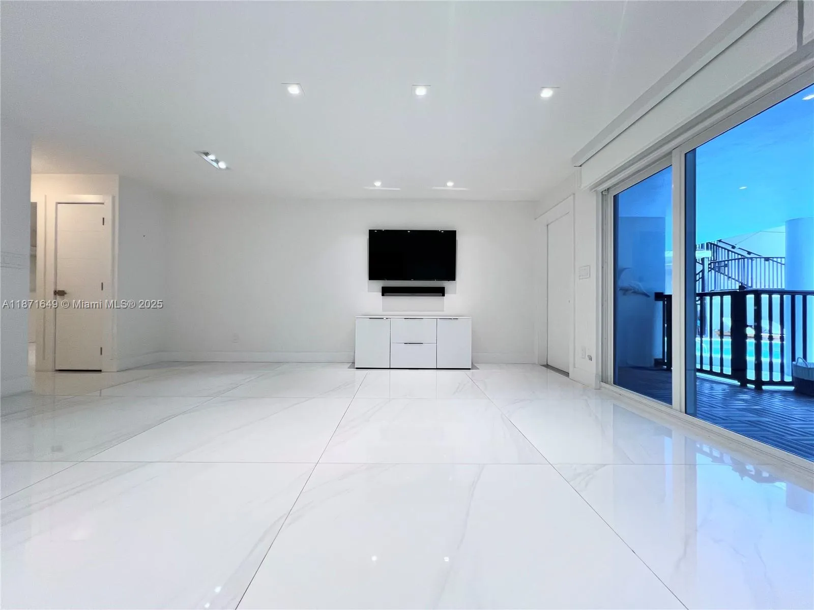 Key Biscayne, Florida 33149, United States, 1 Bedroom Bedrooms, ,1 BathroomBathrooms,Residential,Active,202806