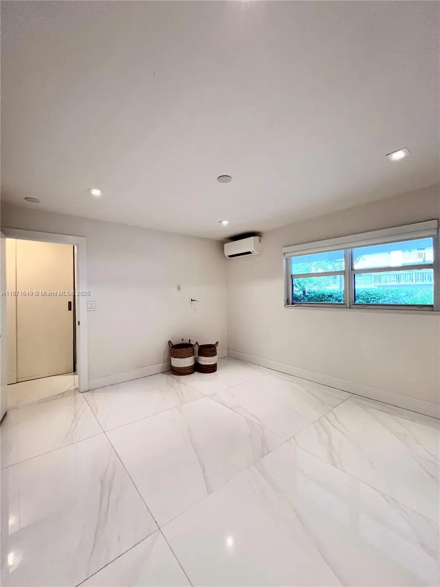 Key Biscayne, Florida 33149, United States, 1 Bedroom Bedrooms, ,1 BathroomBathrooms,Residential,Active,202806