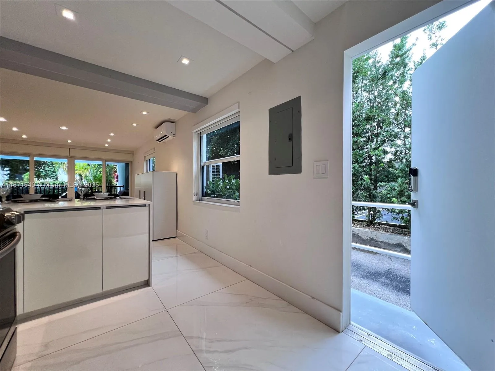 Key Biscayne, Florida 33149, United States, 1 Bedroom Bedrooms, ,1 BathroomBathrooms,Residential,Active,202806