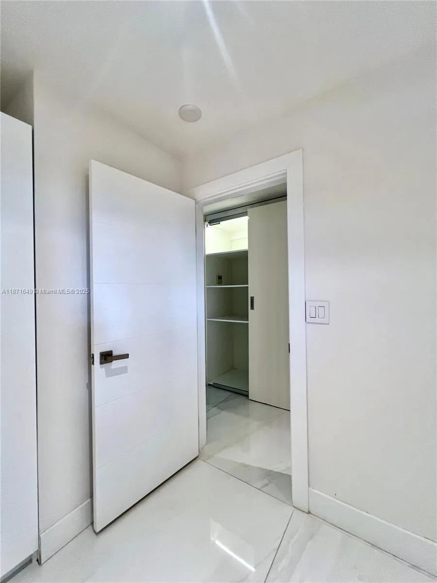 Key Biscayne, Florida 33149, United States, 1 Bedroom Bedrooms, ,1 BathroomBathrooms,Residential,Active,202806