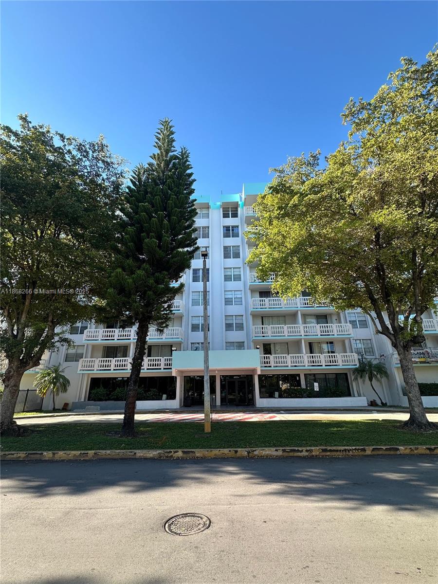 Great North Miami Unit – Parkway Tower
Spacious 1 bedroom / 1 bathroom residence featuring an open floor plan in a quiet community. This 840 sq. ft. unit includes a private balcony, two bedroom closets (including a walk-in closet), and one assigned parking space. Currently vacant and easy to show.