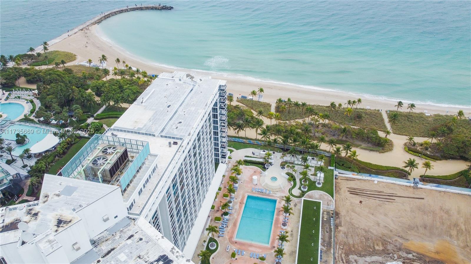 10275 Collins Ave 817