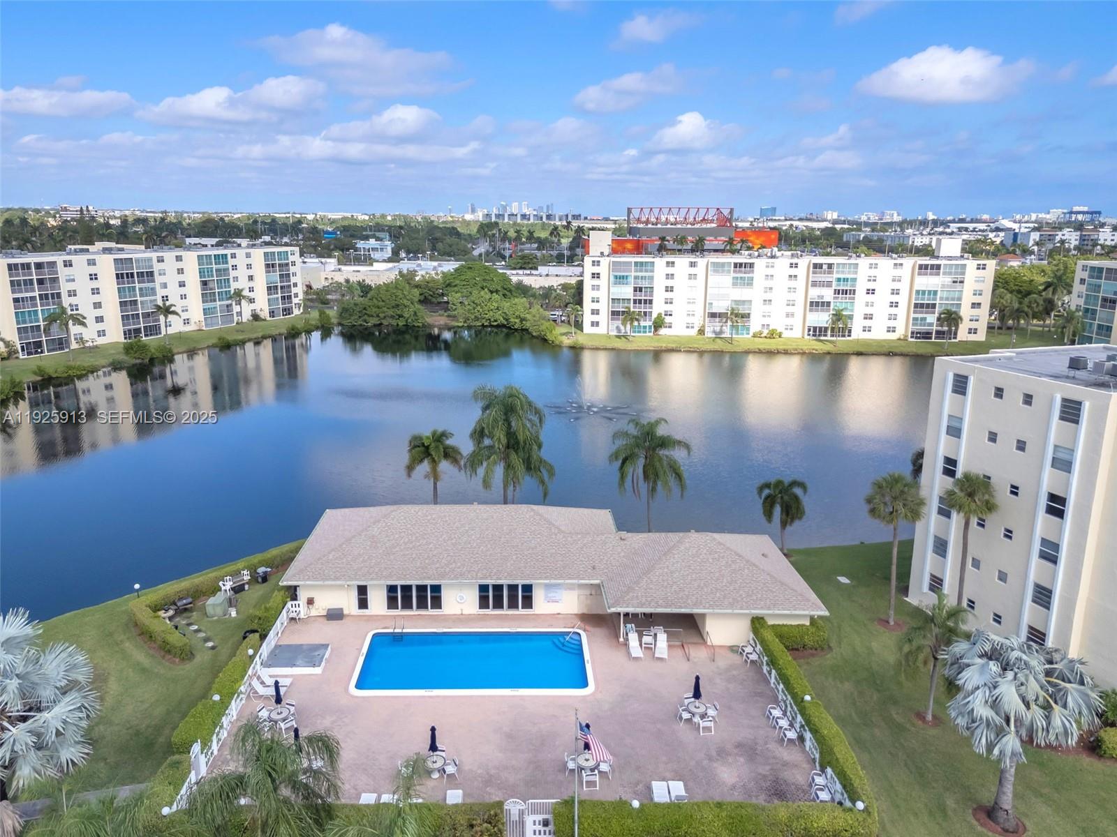 MEADOWBROOK LAKES VIEW CO - Residential