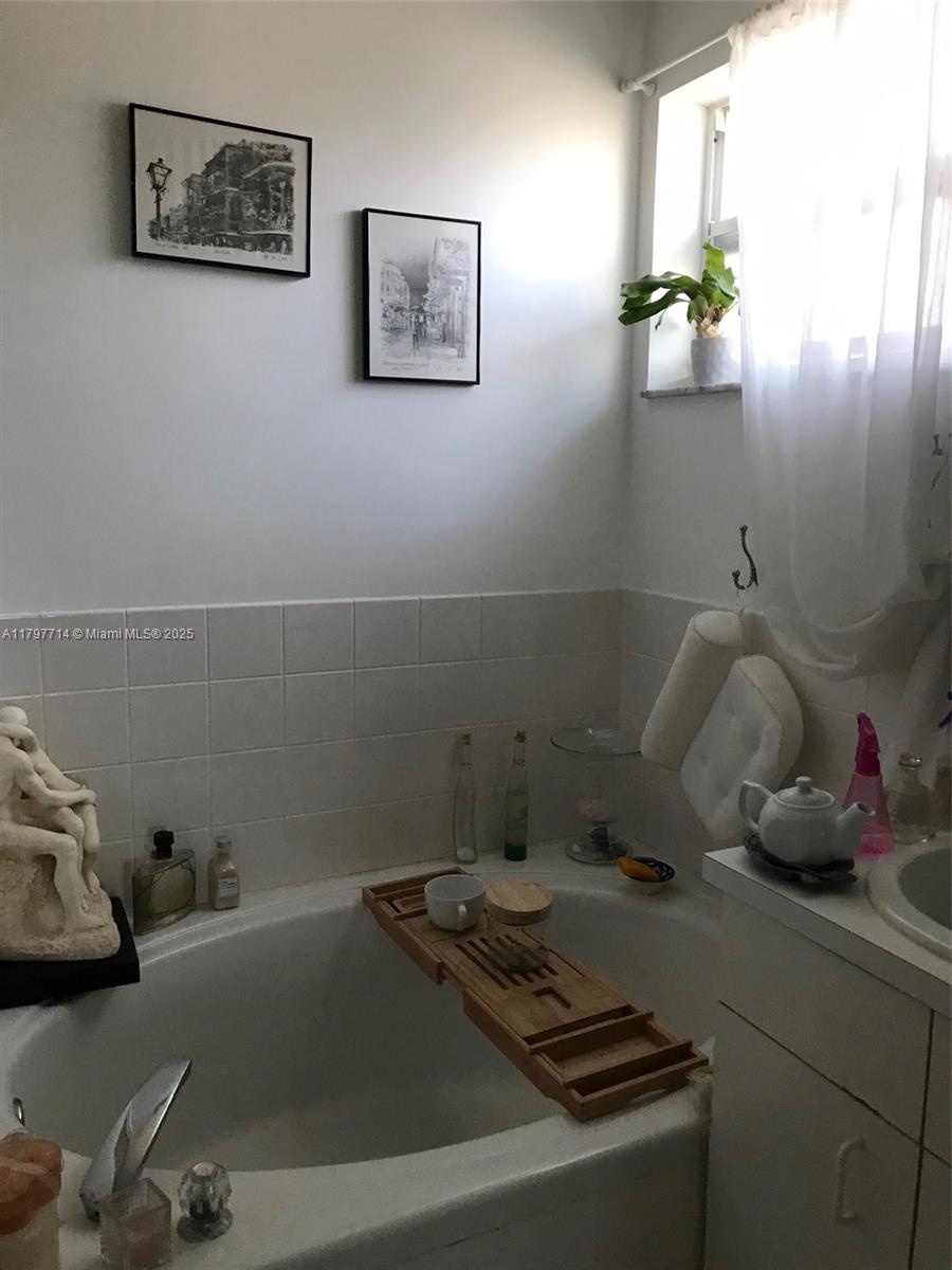 LAKESIDE AT THE HAMMOCKS - Residential