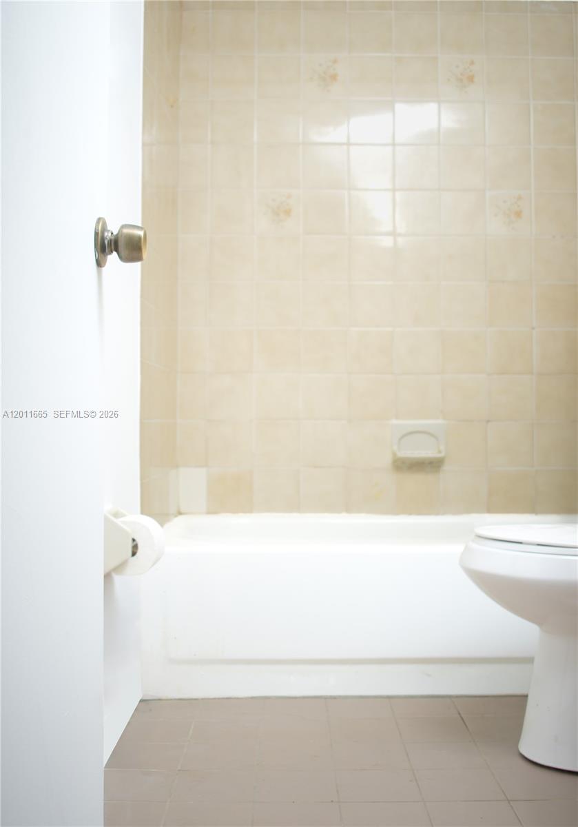 NOB HILL AT WELLEBY CONDO - Residential