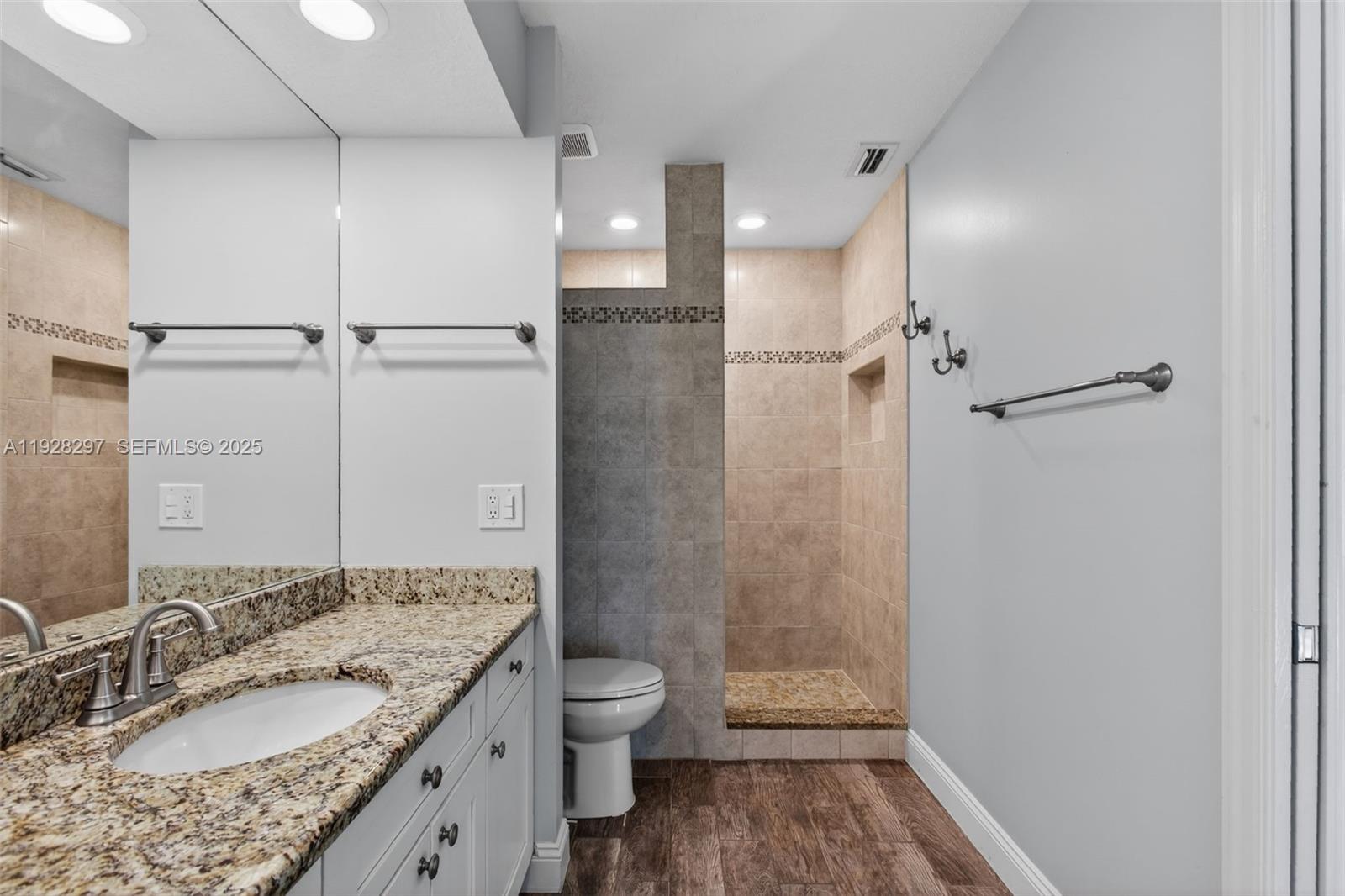 YACHT & COUNTRY CLUB OF S - Residential