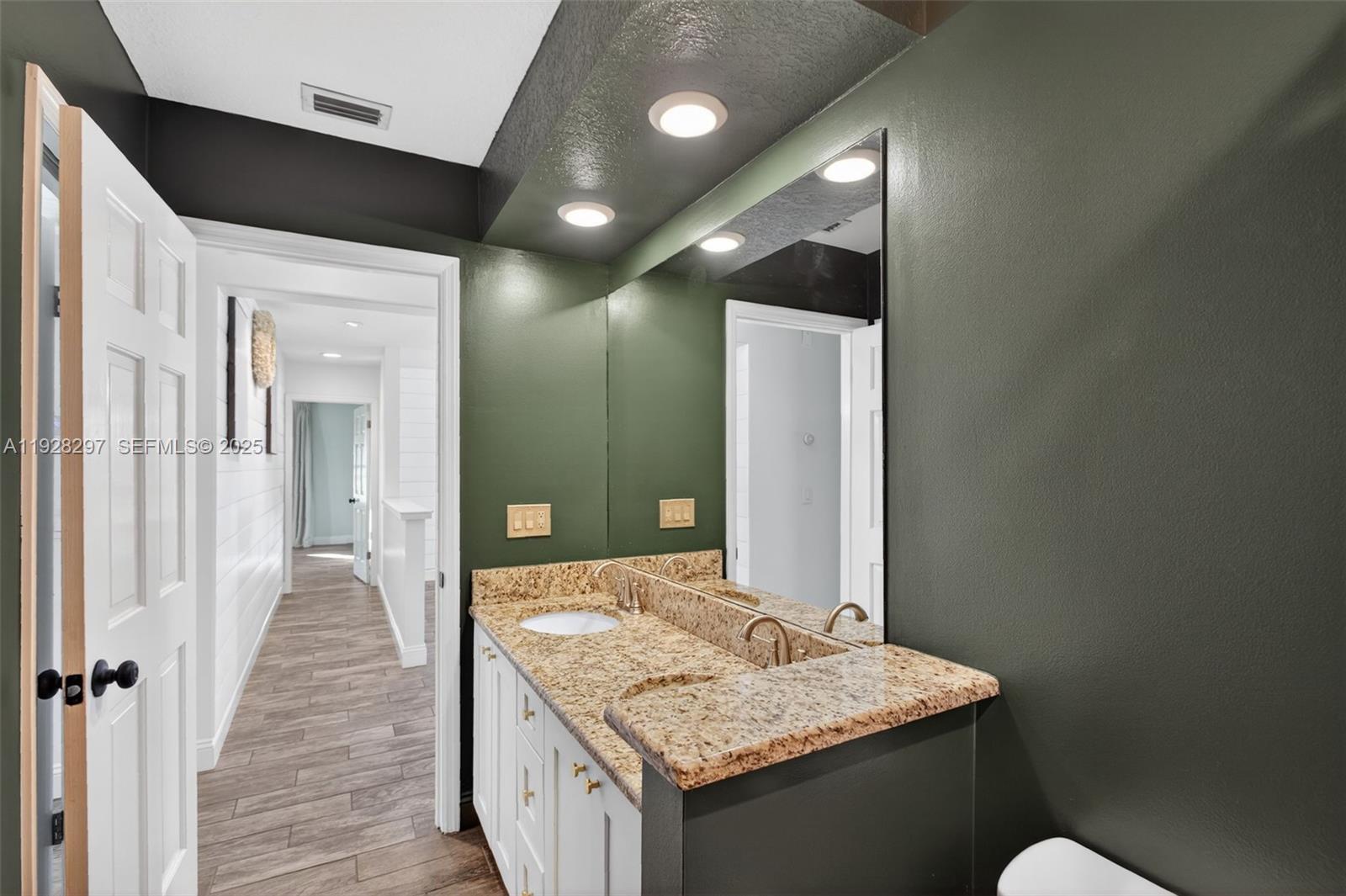 YACHT & COUNTRY CLUB OF S - Residential