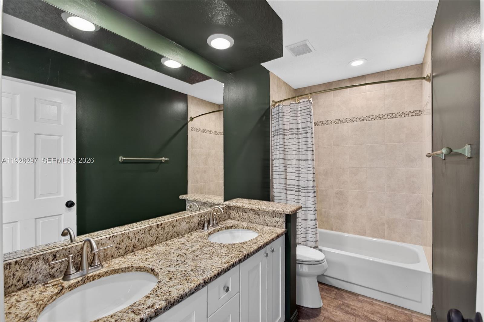 YACHT & COUNTRY CLUB OF S - Residential