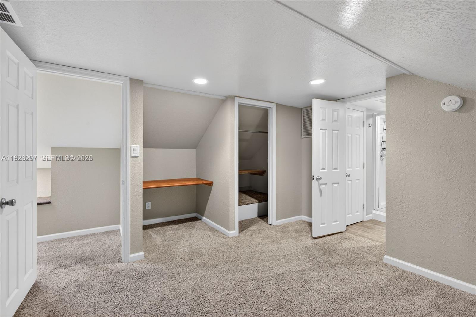 YACHT & COUNTRY CLUB OF S - Residential