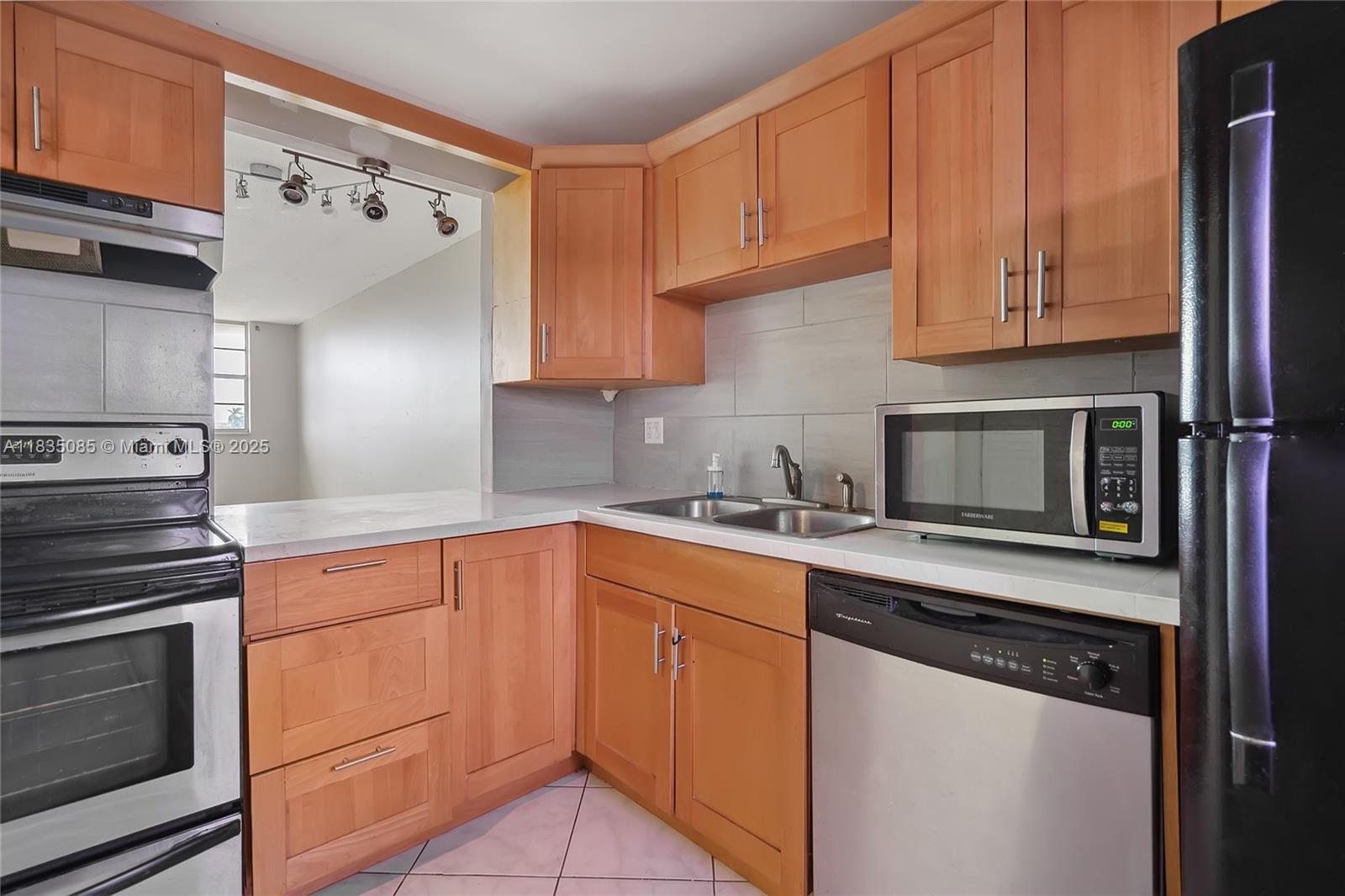 Beautiful and spacious 1 Bed /1 Bath condo with screened balcony. New Kitchen, Stainless Steel appliances, Tile Floor throughout. Convenient location: close to the beach,shopping and dining. Currently rented till end of January 2026.