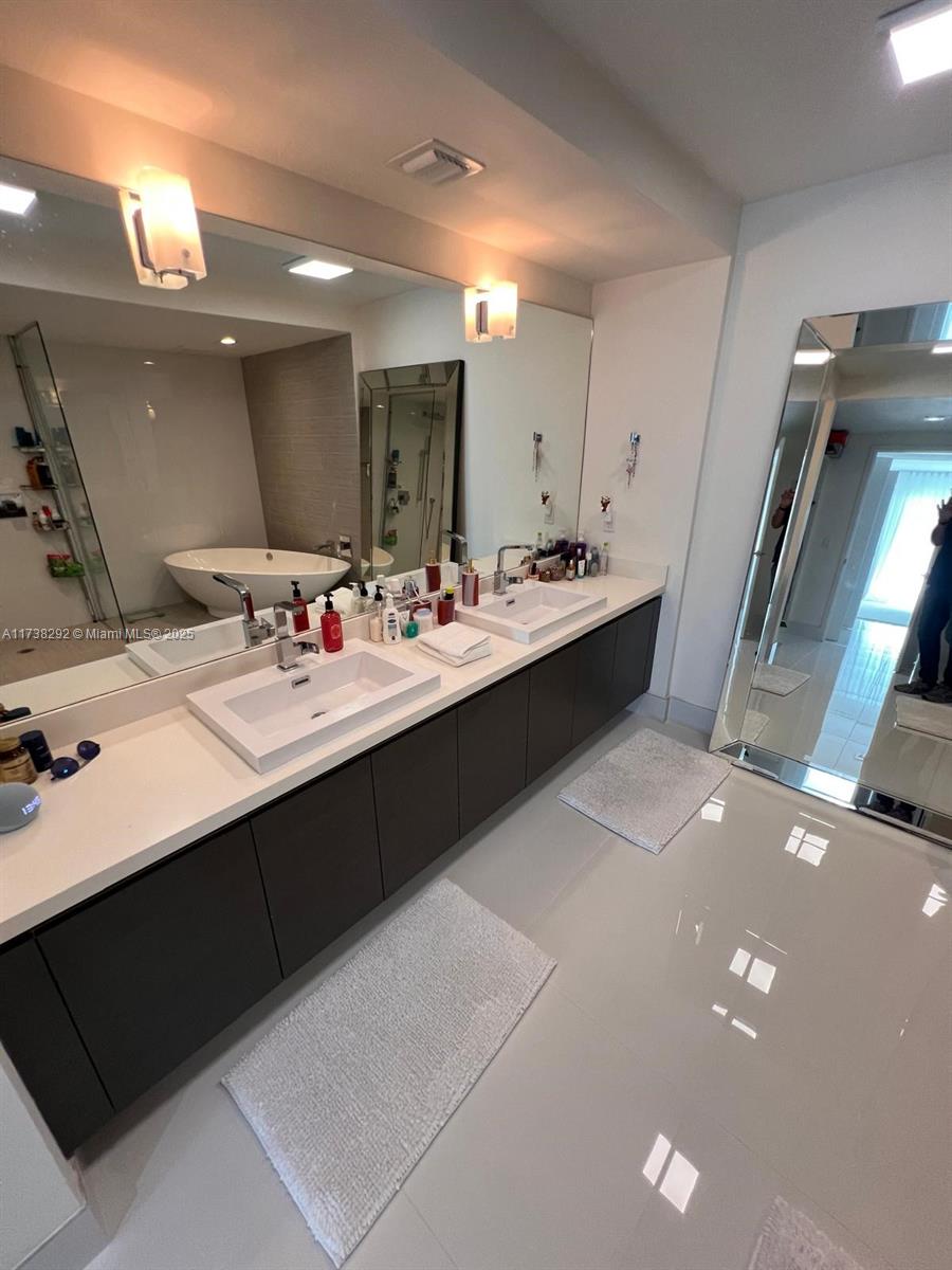 PARQUE TOWERS CONDO - Residential