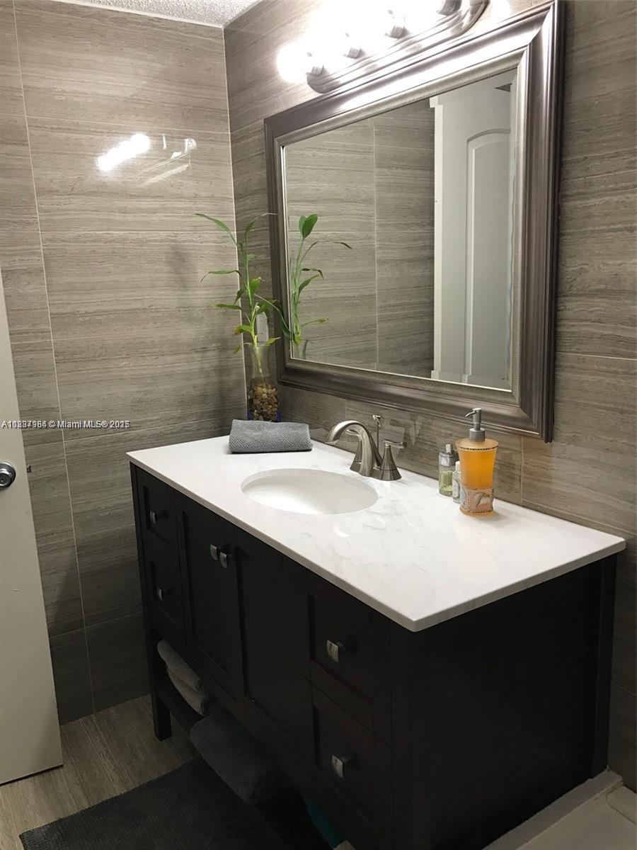 PLAZA OF AMERICAS CONDO P - Residential Lease