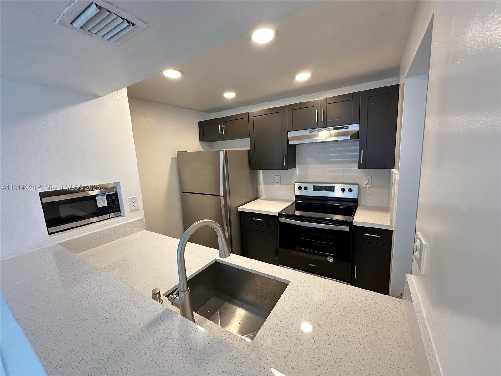 LAS BRISAS@ COUNTRY CLUB - Residential Lease