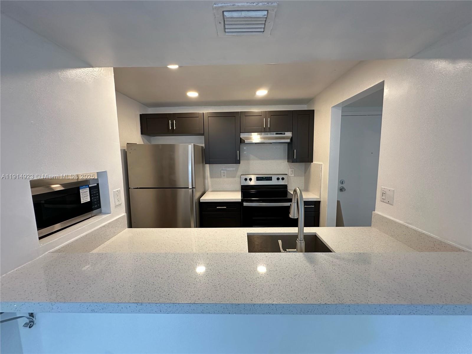 LAS BRISAS@ COUNTRY CLUB - Residential Lease