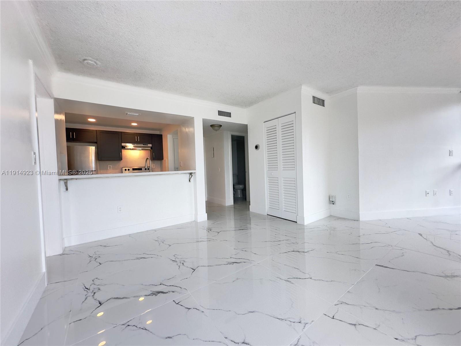 LAS BRISAS@ COUNTRY CLUB - Residential Lease