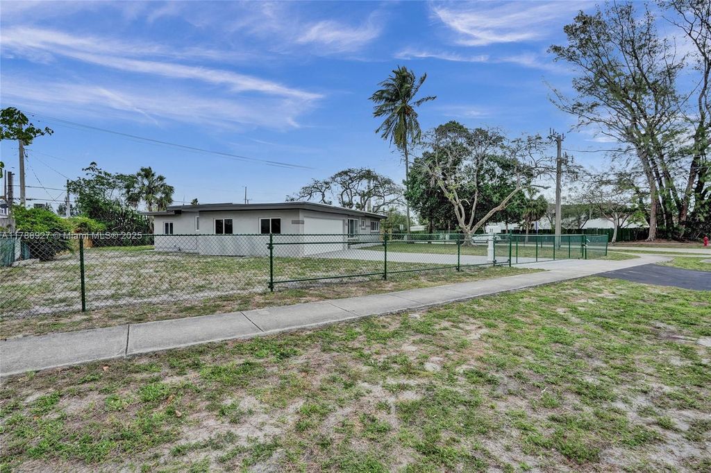 Photo of 31 Florida Ave, Fort Lauderdale, FL 33312 (MLS # A11788927)