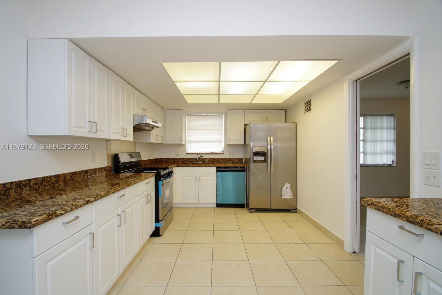 HOLLYWOOD HILLS - Residential