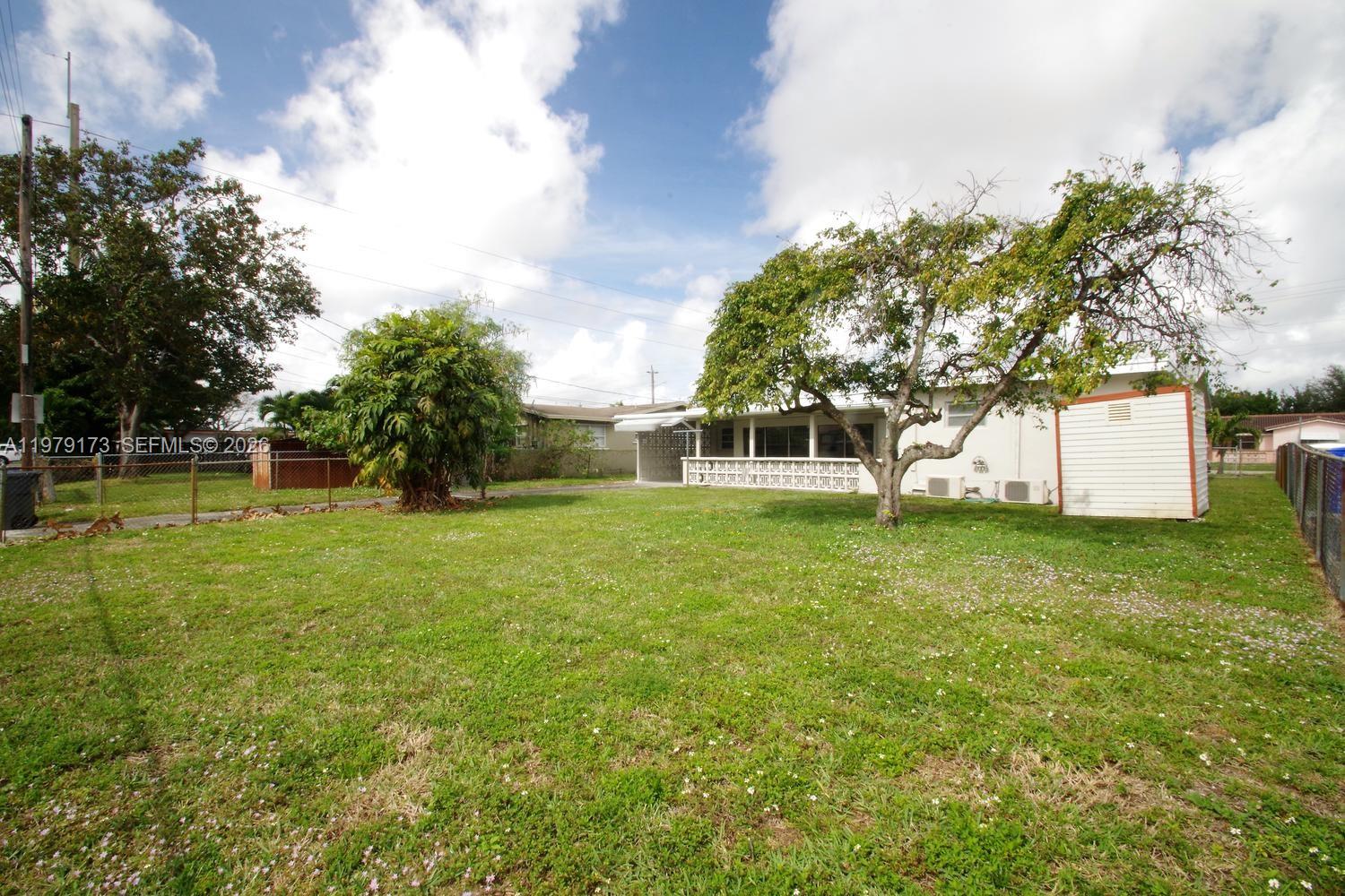 HOLLYWOOD HILLS - Residential