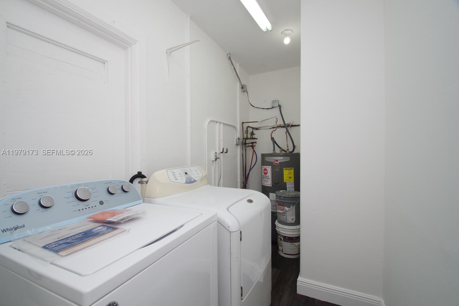 HOLLYWOOD HILLS - Residential