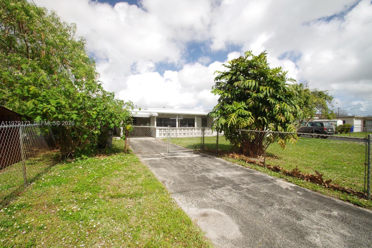HOLLYWOOD HILLS - Residential
