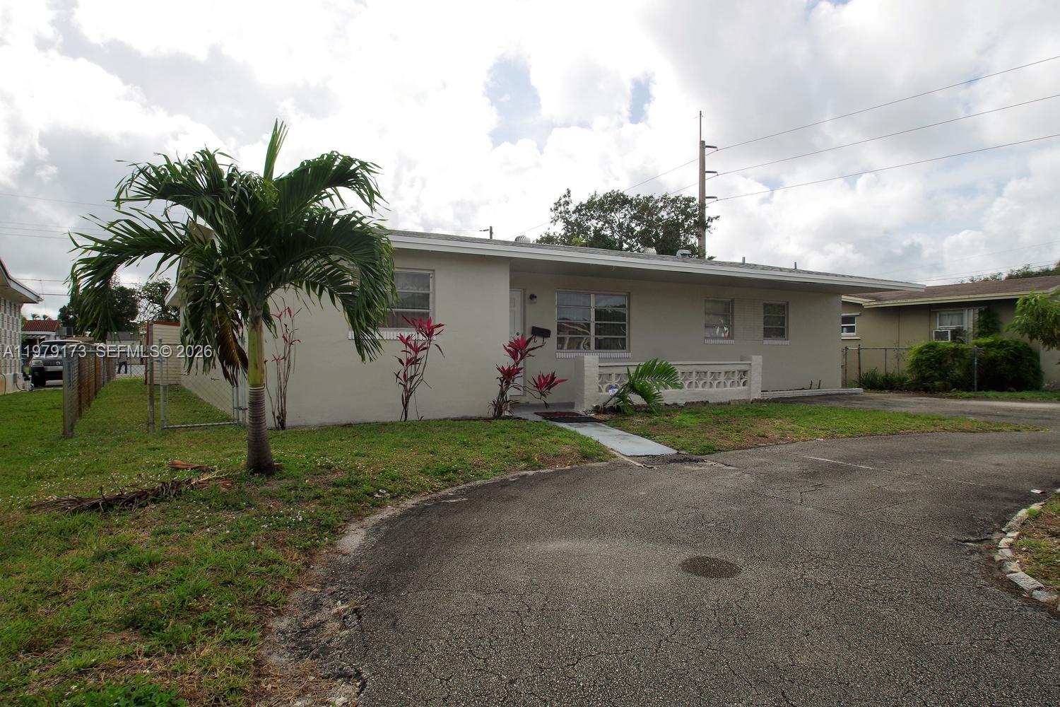 HOLLYWOOD HILLS - Residential
