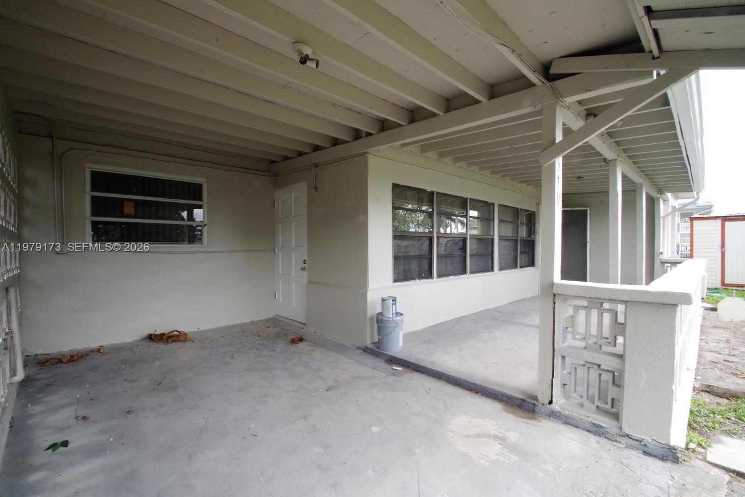 HOLLYWOOD HILLS - Residential