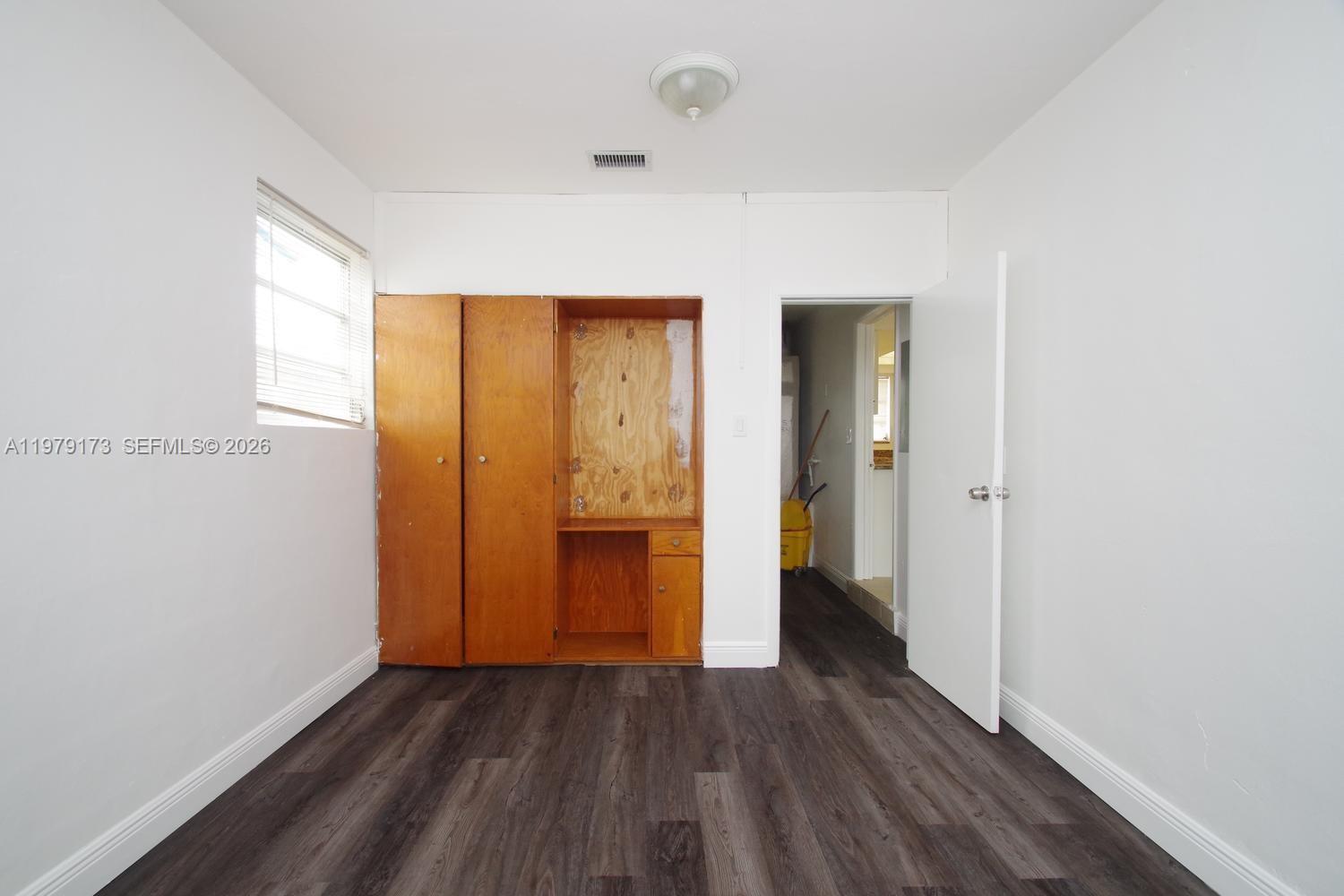 HOLLYWOOD HILLS - Residential