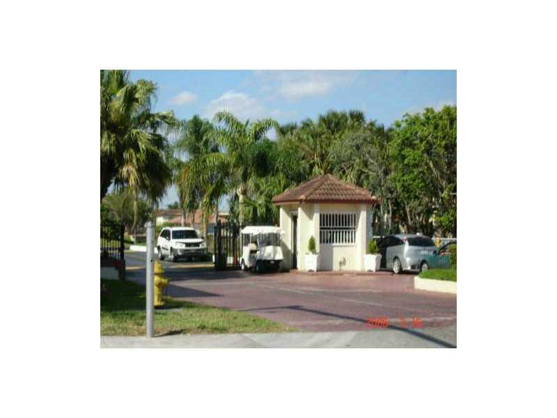 Bright and remodeled 2/2 very close to FIU the Malls and the airport. No commercial vehicles