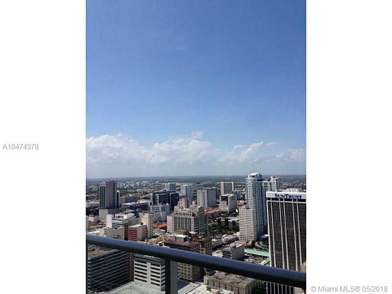 BEAUTIFUL & BRIGHT 1 BR/1BA CORNER UNIT AT MET 1. AMAZING VIEWS FROM THIS PH LEVEL UNIT. PORCELAIN FLOORING THRU-OUT, HIGH CEILINGS, ITALIAN KITCHEN, STAINLESS STEEL APPLIANCES. AMAZING CITY LIGHTS & DOWNTOWN VIEWS FROM THE BALCONY AND ALL WINDOWS. INCREDIBLE AMENITIES INCLUDING POOL, JACUZZI, SAUNA, BILLIARD AND MEDIA ROOM, FITNESS CENTER WITH AN INCREDIBLE VIEW AND TECHNOLOGY. EXCELLENT LOCATION, STEPS AWAY FROM ZUMA, WHOLE FOODS, I95, METROMOVER AND BRICKELL. EASY TO SHOW!