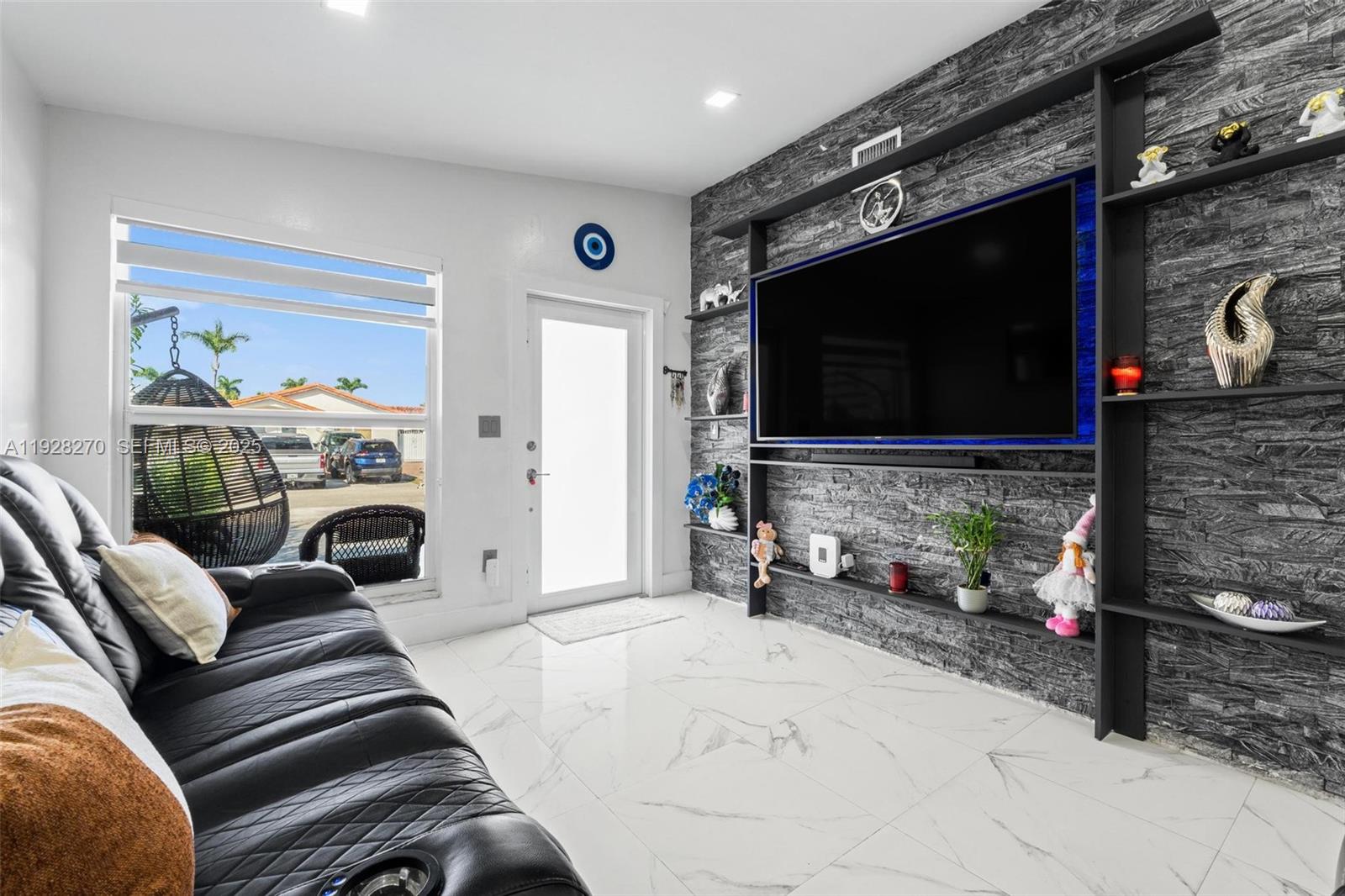 LONDON ESTATES 1ST ADDN - Residential