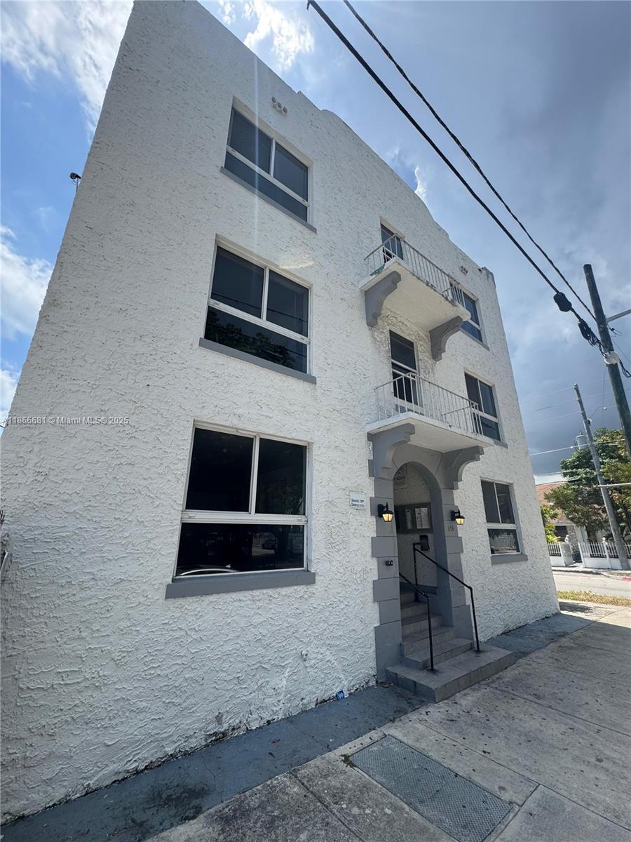 Spacious living and master bedroom, bright kitchen and a comfortable bathroom in south miami.