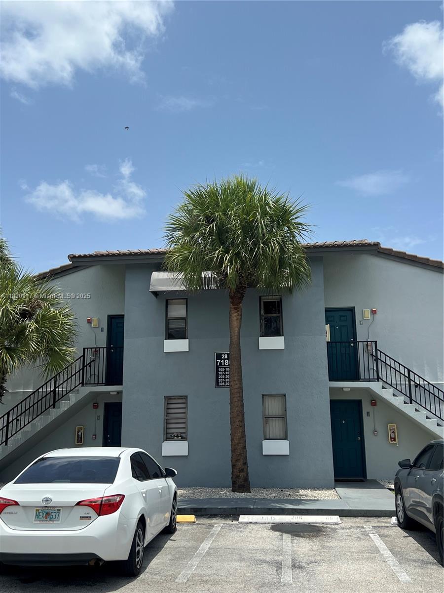Beautiful one-bedroom, one-bathroom condo in the desirable gated and quiet community of Villa Bellini. Great location. Amenities: pool, Gym, Jacuzzi, Tennis Court, Racquetball courts, and a Security guard on site. This incredible gated community is conveniently located near shopping malls and offers easy access to major highways. No pets allowed.