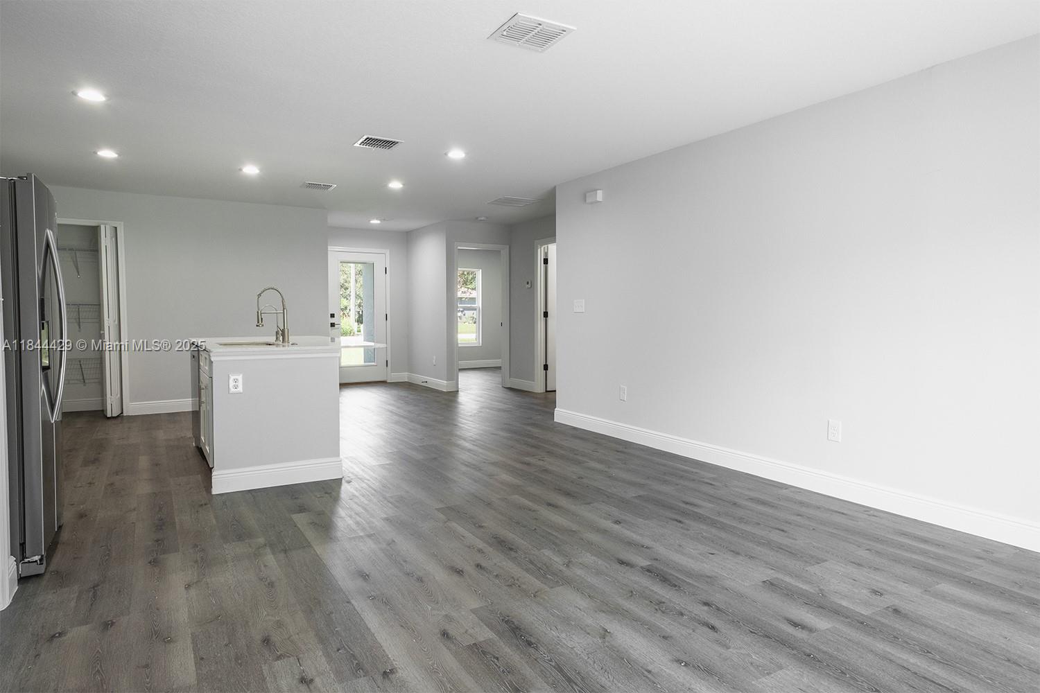 SILVER SPRINGS SHORE - Residential