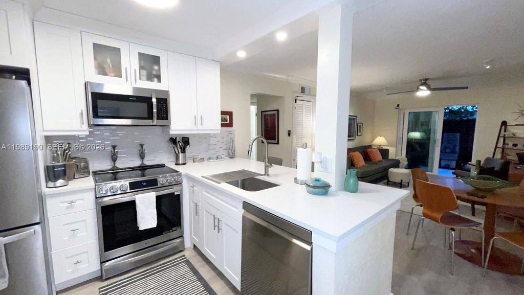 Photo of 633 NE 2nd Ave #5, Fort Lauderdale, FL 33304 (MLS # A11989190)