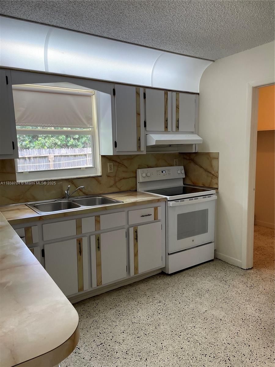 3545 SW 13th Ter