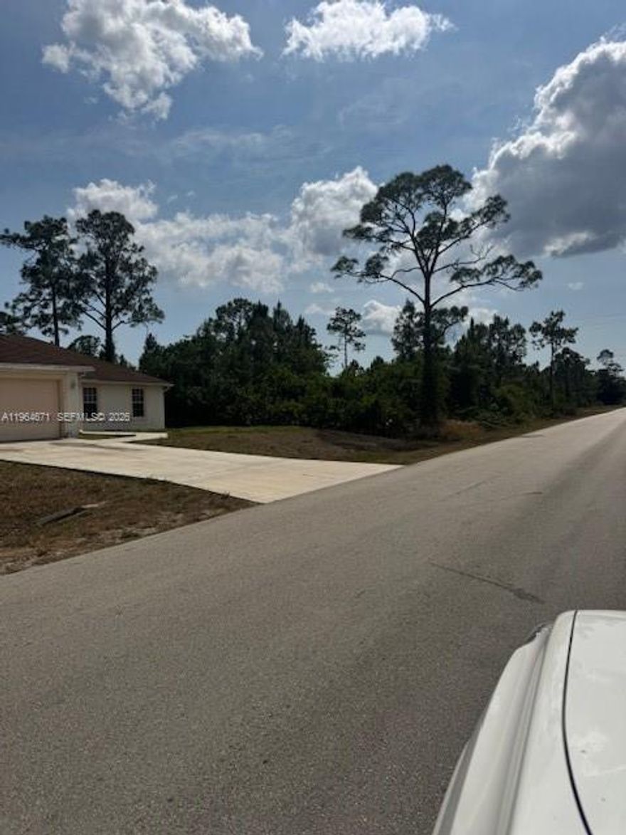 Great opportunity to own a quarter-acre residential lot in the growing community of Lehigh Acres! Build your dream home or invest in the future, don’t miss out!