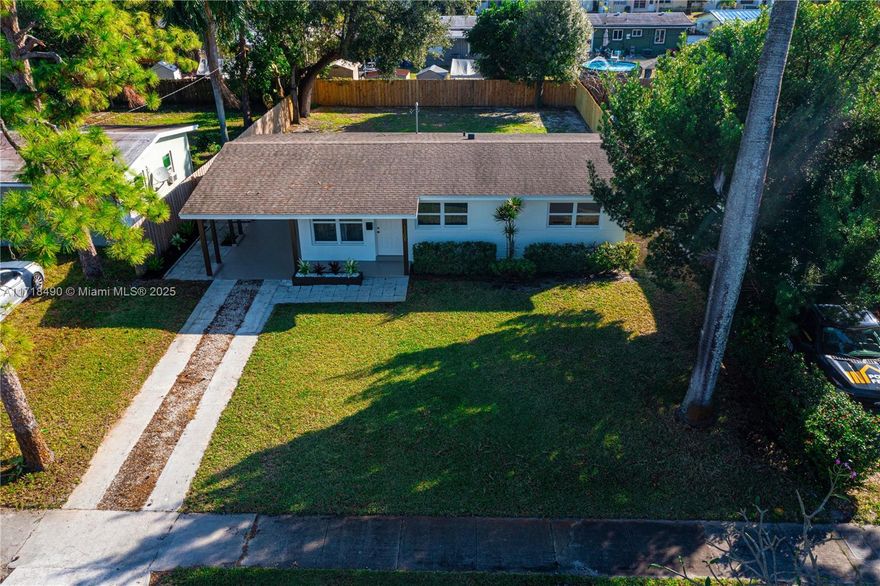 Beautiful home Recently updated 3bedroom, 1bath, vinyl floor, large laundry room equipped with modern and new washer and dryer, new kitchen appliances, tankless water, heater, large fenced in back yard for entertaining with space to add a pool, sprinklers system with water pump and system for prevents weññ-water rust stains.
Convenient access to I95 and Davie Blvd, Ft Lauderdale beach is a few minutes away. Location close to large supermarkets. Near Fort lauderdale AirPort and Downtown Fort Lauderdale
