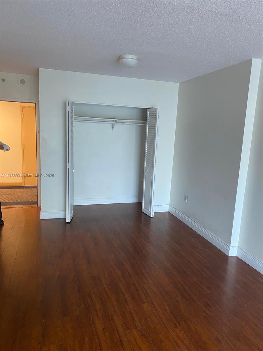 BRIGTH UNIT IN HEART OF SUNNY ISLES BEACH 1BED/1BATH . LAUNDRY FACILITIES, POOL ,GYM AND CONCIERGE . MINUTES TO THE BEACH RESTAURANTS AND SHOPPING CENTER.