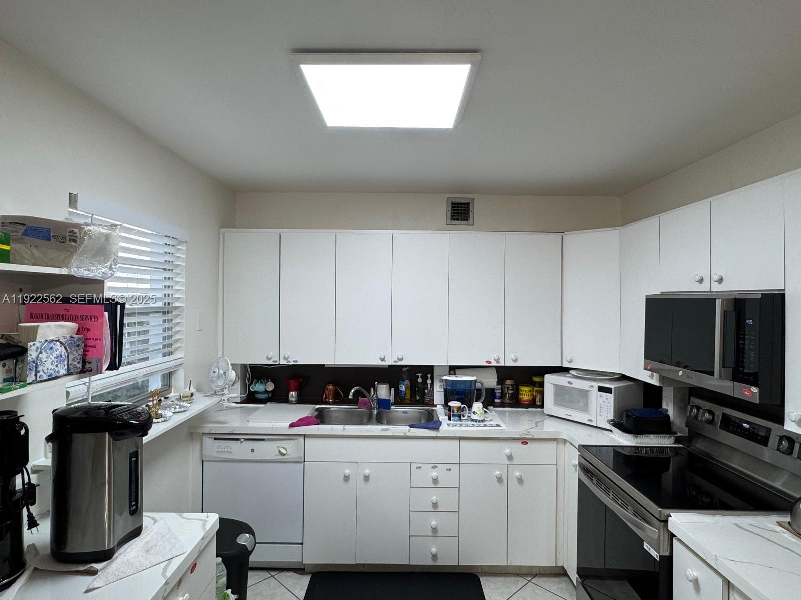 UPMINSTER J CONDO - Residential