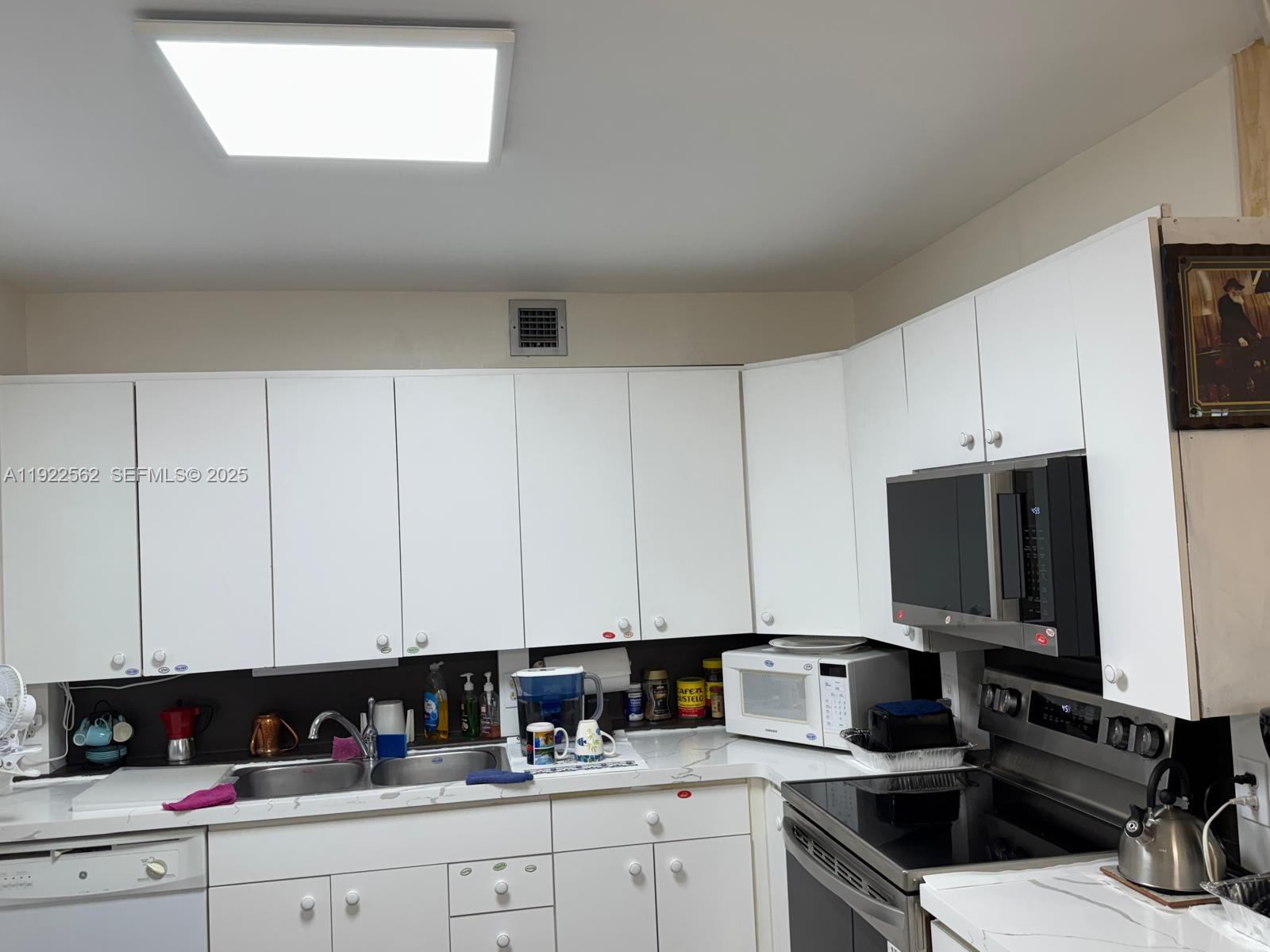 UPMINSTER J CONDO - Residential