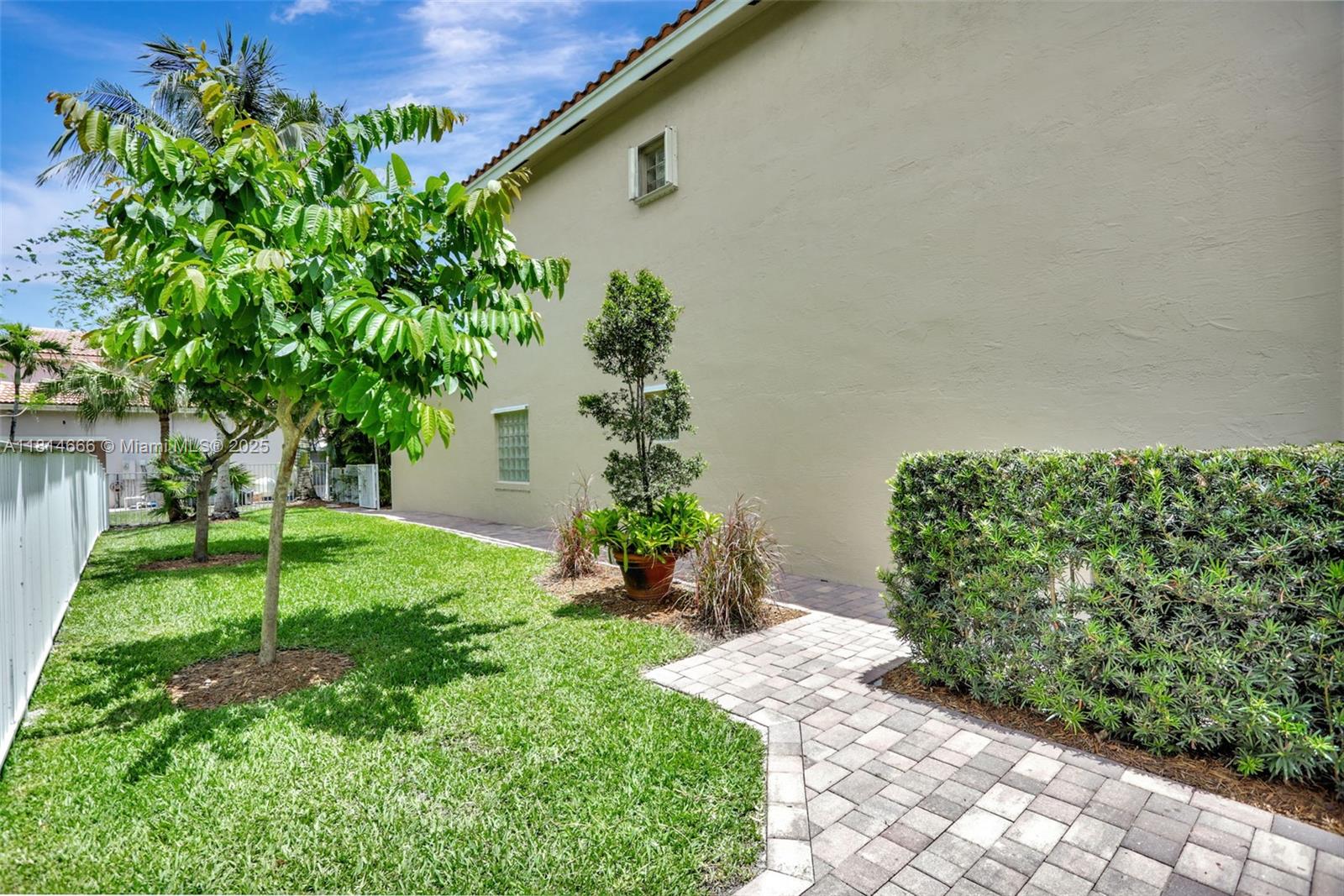 COCO LAKES - Residential